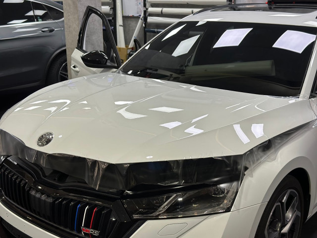 Skoda Octavia Combi RS   全車施工頂級透明TPU自體修復膜