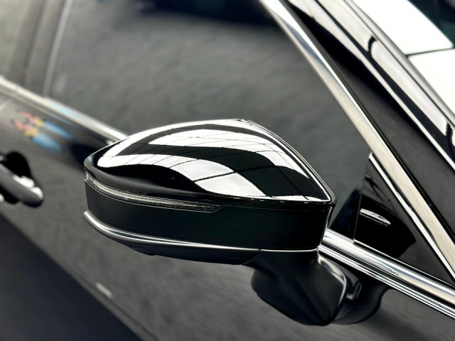 Toyota Crown   迎風面施工頂級透明TPU自體修復膜