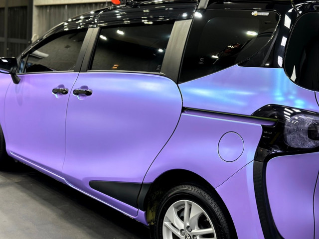 Toyota Sienta   全車施工紫變藍陶瓷冰川藍改色膜  & 局部施工頂級TPU鋼琴高亮黑膜點綴