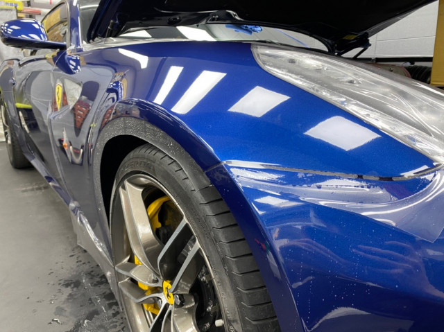 Ferrari FF   迎風面施工自體修復犀牛皮包覆 & 局部義大利三色旗拉線點綴