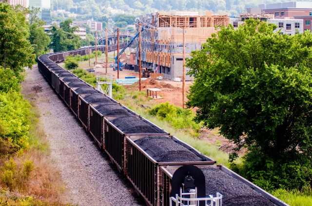 媒礦火運站發運媒礦到媒礦途碼頭中Medi coal rail station transports coal to the Medi coal terminal.